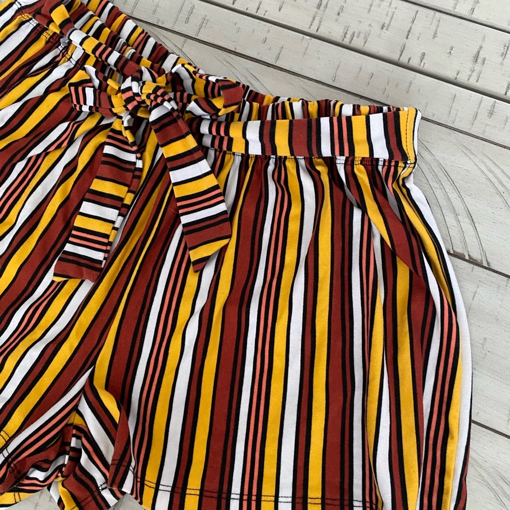 ✨ Bobbie Brooks Striped Tie Waist Shorts ✨
